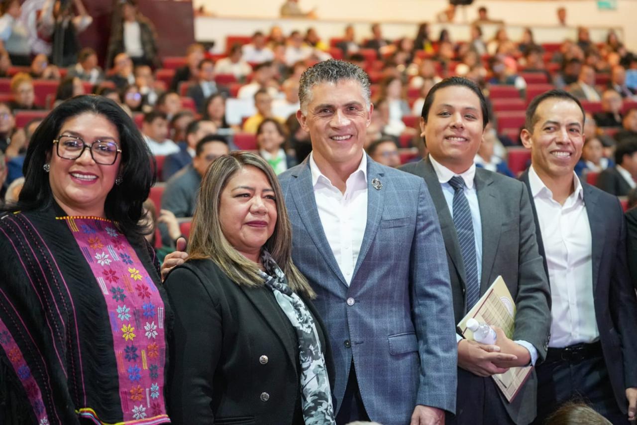 Alfonso Sánchez García asiste al Cuarto Informe de Actividades del rector de la UATx, Serafín Ortiz